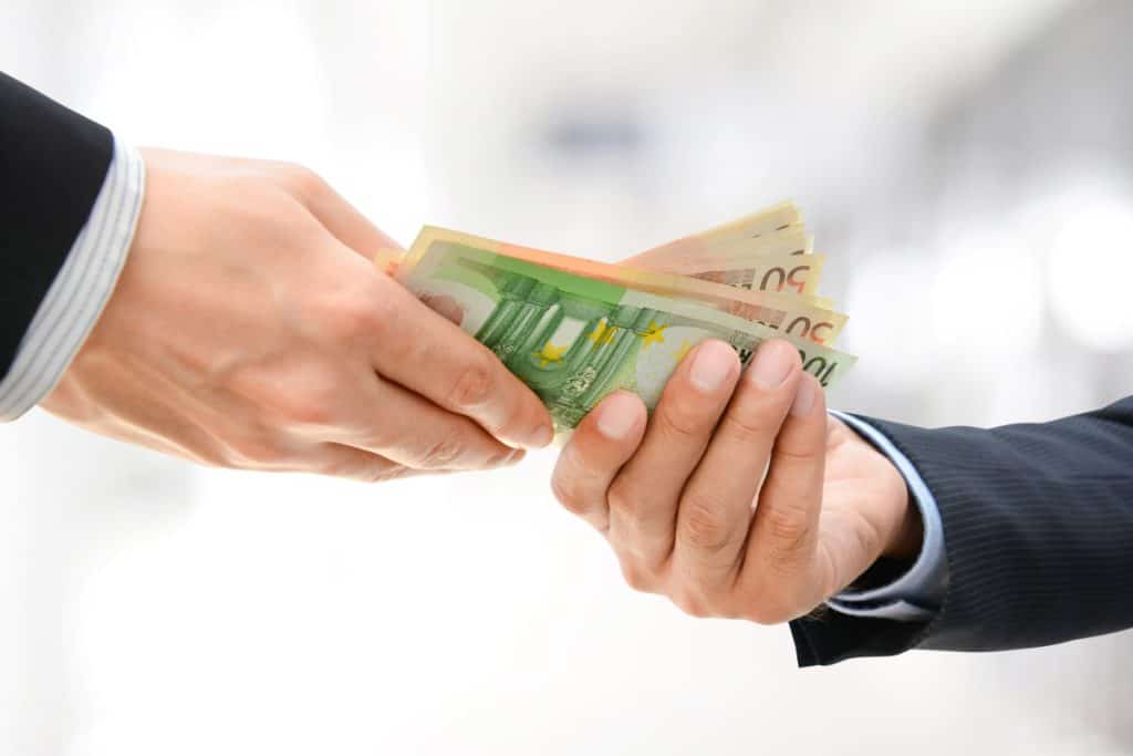 Kako investirati ob začetku kariere