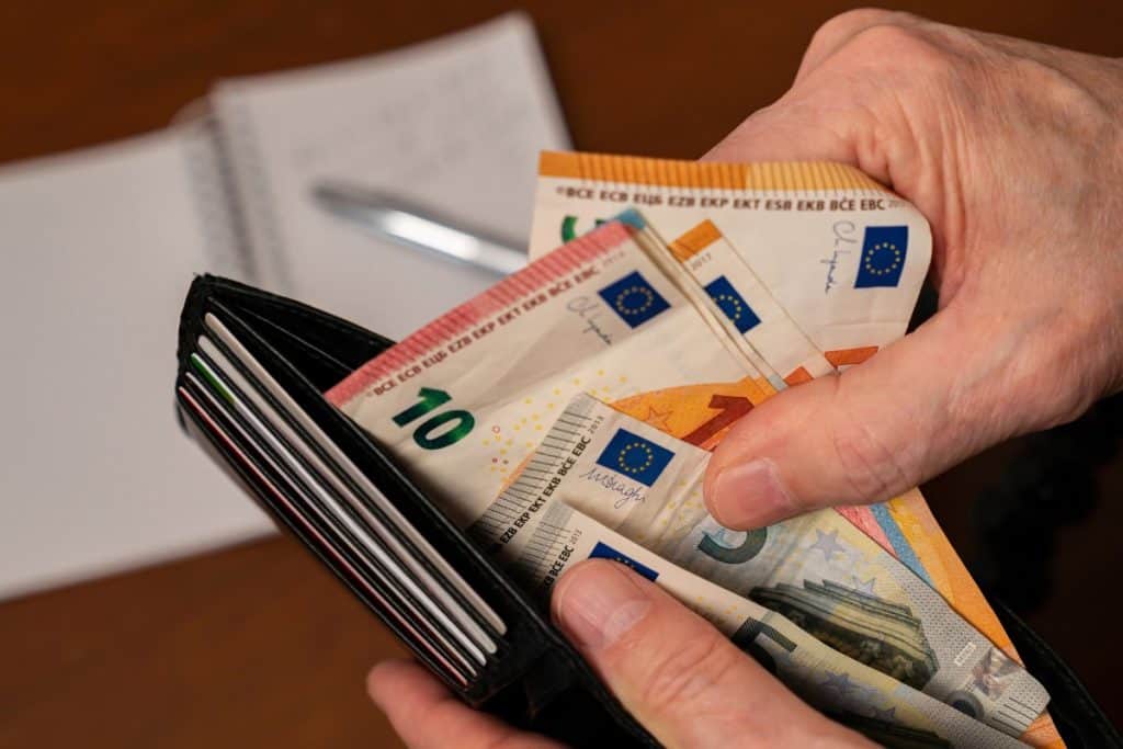Uporaba spletnih kalkulatorjev za odločanje o kreditu Uporaba spletnih kalkulatorjev za odločanje o kreditu
