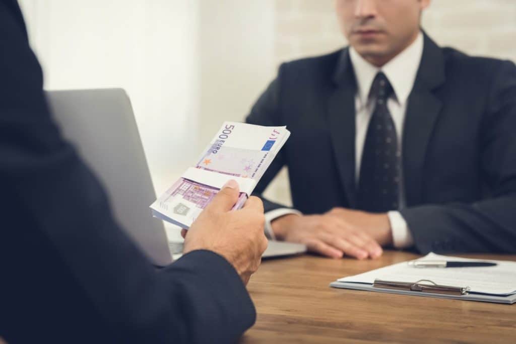 Uporaba tehnologije za boljše vodenje osebnih financ Uporaba tehnologije za boljše vodenje osebnih financ